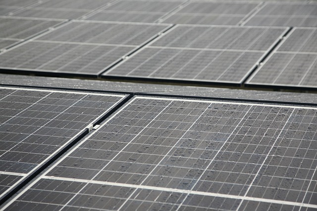 **Schemat układu zabezpieczającego przed zwarciem i przepięciem dla panelu fotowoltaicznego w instalacji off-grid**